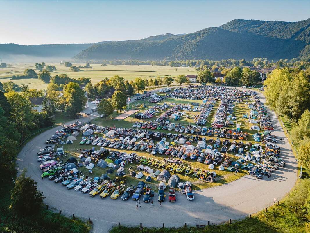 Carbage Run start field with hundreds of cars